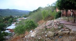 A la fecha, todavía hay viviendas en el sector a punto de desplomarse. 