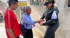 Manillas solidarias: iniciativa policial en Cúcuta. / Foto: Cortesía / La Opinión 