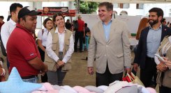 El coordinador de la Aecid, Vicente Ortega (derecha) y el embajador de España, Joaquín de Arístegui, (centro) saludan al migrante Ángel Arrieche./ Foto Cortesía