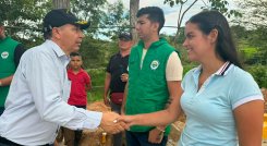 El ministro de Transporte, William Camargo, aprovechó su visita a San Cayetano para dialogar con la comunidad de ese municipio. Foto Cortesía
