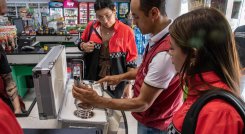 El Comité de Defensa y Proteccion del Consumidor en plena acción en un negocio./Foto cortesía