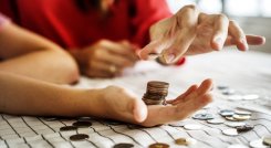 Estudios revelan que las mujeres toman mejores decisiones en cuanto al manejo de sus recursos. / Foto Freepik