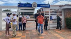 En el Consulado de Venezuela en Cúcuta, los venezolanos madrugaron a votar. En la entrada del punto, se encontraba el listado de quienes estaban habilitados con su número de cédula