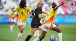 El equipo colombiano luce mejor que su rival, Linda Caicedo ha tenido buena primera parte.