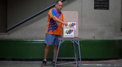 Los testigos electorales deben contar con su acreditación para entrar en las mesas de votación. / Foto AFP