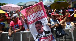 Cientos de votantes apoyan la reelección a la presidencia de Nicolás Maduro. / Foto AFP