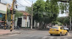 Hasta los carros de servicio público se pasan por la faja el semáforo./Foto Orlando Carvajal/La Opinión