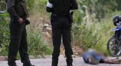 Lo primero que hicieron los expertos fue buscar vainillas de balas en el suelo, pero no hallaron ninguna./ Foto Juan Pablo Cohen-La Opinión