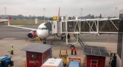 Varios aeropuertos enfrentan suspensiones en el suministro, dejando a las aerolíneas sin opciones y afectando a miles de pasajeros.