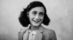 Esta es la historia de Ana Frank, una joven escritora innata que un 2 de septiembre de 1944 entró al campo de concentración más letal de la Segunda Guerra junto a su familia.
