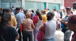 Los usuarios de Coosalud que reciben medicamentos por parte de Pharmasan aseguran que no los tratan dignamente, por lo que piden que el servicio mejore.   /Fotos: Deicy Sifontes / La Opinión 