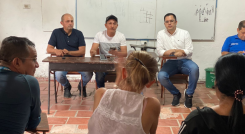 El director de Planeación de la Alcadía, Juan Bocanegra, se reunión con vecinos de la Comuna 6, para evaluar avances de la legalización de barrios.
