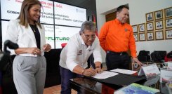 Arnulfo Sánchez firma aquí el convenio suscrito con Coopfuturo y la Gobernación/Foto Cortesía