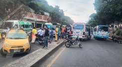 Paro de busetas. / Foto Laura Serrano-La Opinión