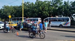 Con varias consignas contra el aumento del ACPM, pintadas en las busetas, los conductores se sumaron al paro de transporte./ Foto Laura Serrano-La Opinión