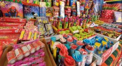 Los totes, voladores, cohetes, volcanes y luces de bengala son los artefactos pirotécnicos que más quemaduras producen en la temporada navideña.  / Fotos: Archivo / La Opinión 
