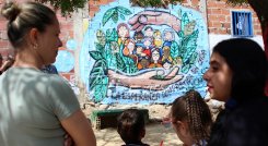 La comunidad rosariense fue protagonista de la develación de un mural conmemorativo alusivo al Día del Migrante. 