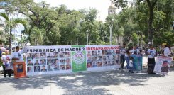 Con una pancarta y camisetas con el rostro de sus familiares desaparecidos, las personas de la agrupación Esperanza de Madre 2 recordaron a sus seres queridos. / Foto: Carlos Ramírez.