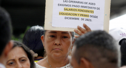 253 aseaddoras de colegios municipales protestaron por deudas acumuladas de 2023.