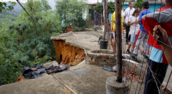 En latente riesgo de derrumbe viven 27 familias en Doña Nidia. 