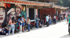 Largas filas de desplazados en el estadio General Santander de Cúcuta.