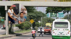 Arturo Pérez es un fotógrafo al que su vida le cambió luego de que le propinaran un balazo, quedando en silla de ruedas.