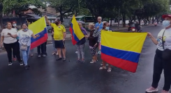 Vecinos del barrio Los Próceres protestas en la avenida Los Liertadores.