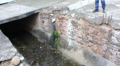 canal en Los Próceres, desprendiendo olores pestilentes. 