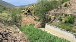 Por medio de maquinaria amarrilla se están ejecutando las intervenciones en los canales de aguas lluvias. / Foto: Cortesía 