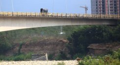 La situación ocurre en el estribo derecho que une al barrio Prados del Este. / Foto: Carlos Ramírez.