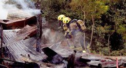Los Bomberos llegaron al poco tiempo y lograron controlar que las llamas no se expandieran a otra casa.