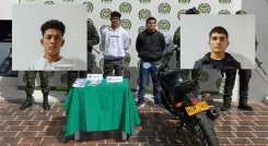 Las autoridades concertaron un pago de extorsión con los dos hombres y los capturaron.