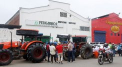 Varios cultivadores se manifestaron en las instalaciones de Fedearroz durante la mañana de ayer / Foto: Stefany Peñaloza.