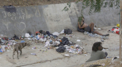Habitantes de calle en el canal Bogotá.