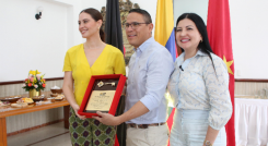 El alcalde Jorge Acevedo y la gestora social Yirley Vargas, reconocieron a Taliana Vargas, primera dama de Cali, como visitante ilustre.