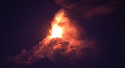 VOLCÁN EN GUATEMALA EN ERUPCIÓN 
