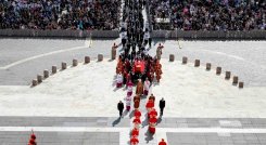 Fieles le dan su último adiós al papa Francisco. Foto: Vatican Media