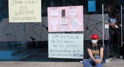 Karina Palacios se encadenó en Sanitas para exigir medicamentos para su hijo