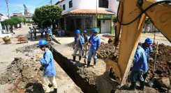 Obreros de Aguas Kpital en una reposición de redes de acueducto./Foto archivo