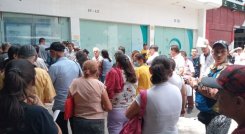 Usuarios de Nueva EPS en las afueras del centro administrativo en Los Caobos/Foto archivo