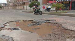 Este apenas es uno de los más de 50 huecos que tiene la vía/Foto Cortesía