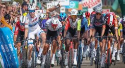 Sebastián Molano (UAE-Emirates), atrás guerreó por la etapa.