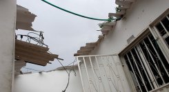 La explosión dejó los ventanales rotos de tres viviendas y parte del techo de una de ellas destruido. /Foto: Stefany Peñaloza-La Opinión