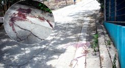 En el calle, aún se evidenciaba, ayer, el rastro de sangre de la víctima./Foto Carlos Ramírez-La Opinión