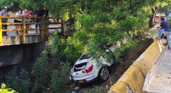 El carro cayó abajo del puente que está sobre la vía que va de Los Patios a Pinar del Río./Foto cortesía