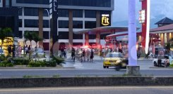 Un ataque armado en una estación de servicio de la Autopista Internacional de Villa del Rosario terminó en un intercambio de disparos en el que dos presuntos agresores fueron abatidos y un hombre resultó herido. Las autoridades investigan para establecer los móviles y las identidades de los involucrados.
