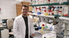 Jairo Stefan cumple más de 15 años dedicado a la ciencia.
