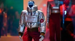 Muy fashionistas: los robots desfilaron al lado de modelos profesionales en Corea del Sur