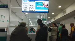 Aglomeraciones de usuarios en droguería Cafam para reclamar solo recibos de medicamentos pendientes/Foto Orlando Carvajal