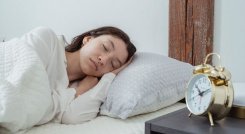 El peligro de trasnochar: descubren que una noche sin dormir altera equilibrio celular del cerebro